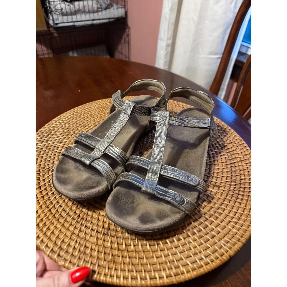 Taos Trulie Silver Metallic Leather Strappy Comfort Sandals Womens